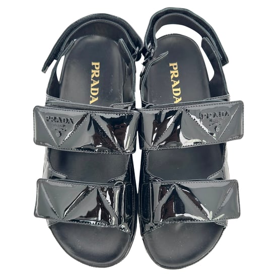 Prada Gequiltete Slingback-Sport-Sandalen aus schwarzem Lackleder - Image 5