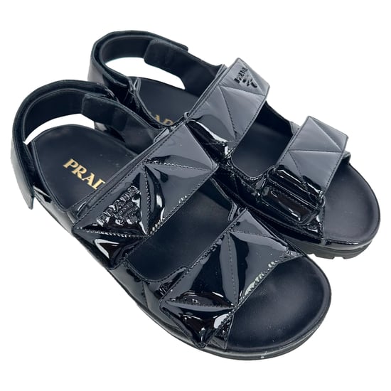 Prada Gequiltete Slingback-Sport-Sandalen aus schwarzem Lackleder - Image 6