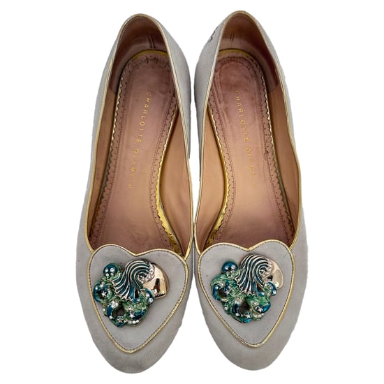 Charlotte Olympia Veredelte Ballerinas aus grauem Wildleder - Image 5