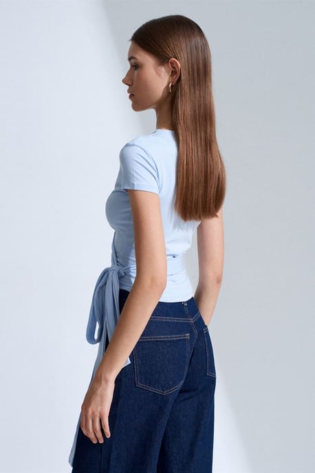 Crop-Wrap-Bluse mit Bindegürtel - Image 2