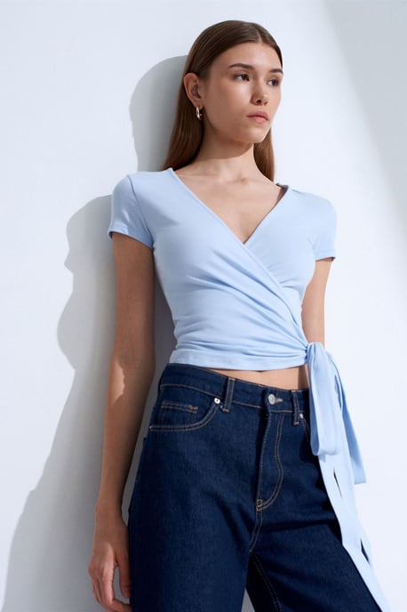 Crop-Wrap-Bluse mit Bindegürtel - Image 3