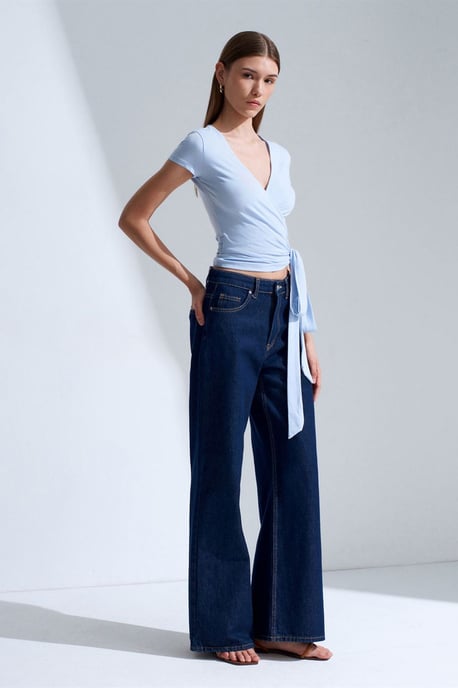 Crop-Wrap-Bluse mit Bindegürtel - Image 4