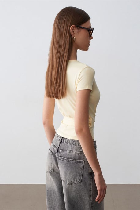 Crop-Wrap-Bluse mit Bindegürtel - Image 2