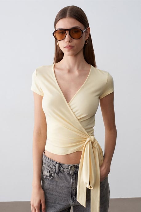 Crop-Wrap-Bluse mit Bindegürtel - Image 3
