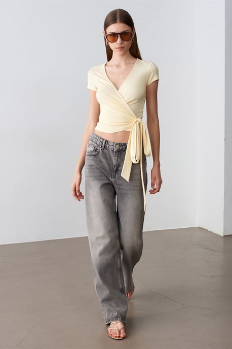 Crop-Wrap-Bluse mit Bindegürtel - Image 4