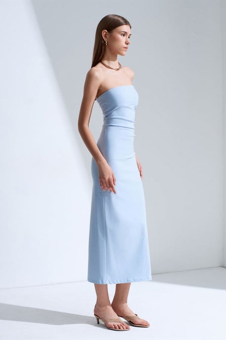 Hüftbetontes Midi-Kleid ohne Träger mit Schlitz - Image 1