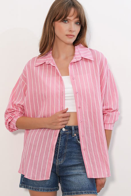 Texturiertes gestreiftes oversized Hemd mit Knopfverschluss - Image 1