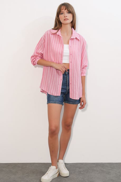 Texturiertes gestreiftes oversized Hemd mit Knopfverschluss - Image 2