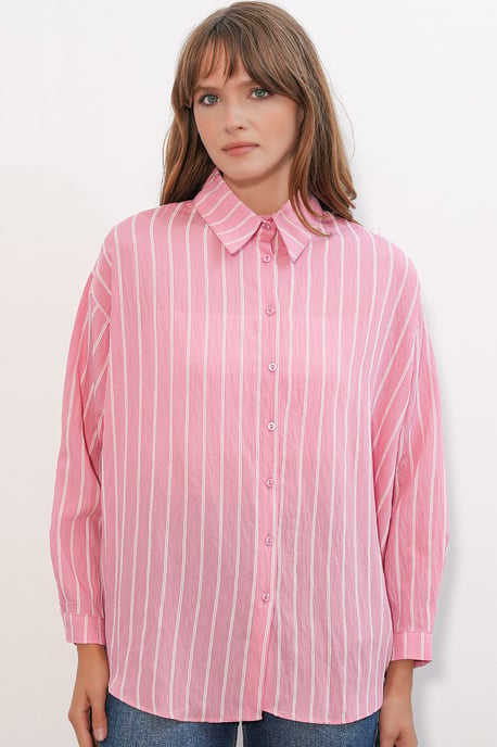 Texturiertes gestreiftes oversized Hemd mit Knopfverschluss - Image 3