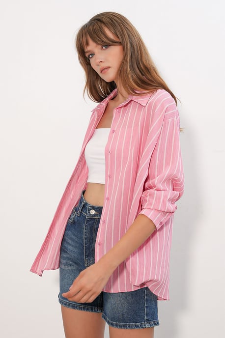Texturiertes gestreiftes oversized Hemd mit Knopfverschluss - Image 4