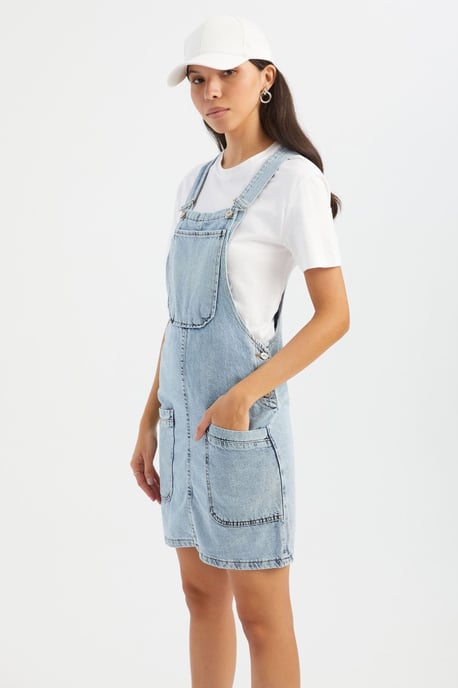 Denim Latzkleid Mini mit Taschendetails - Image 2