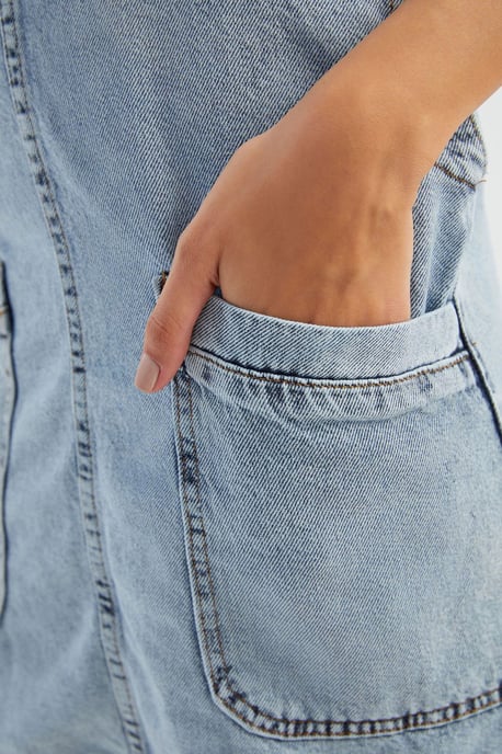 Denim Latzkleid Mini mit Taschendetails - Image 4