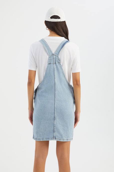 Denim Latzkleid Mini mit Taschendetails - Image 5