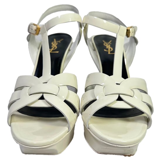 Yves Saint Laurent Tribute Plateau-Sandalen aus weißem Lackleder - Image 2