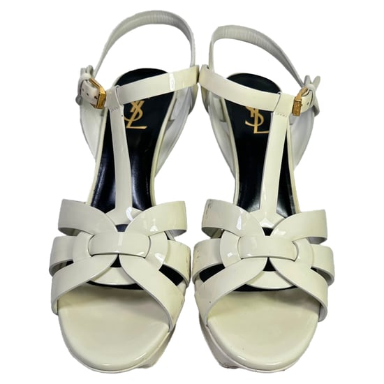 Yves Saint Laurent Tribute Plateau-Sandalen aus weißem Lackleder - Image 3