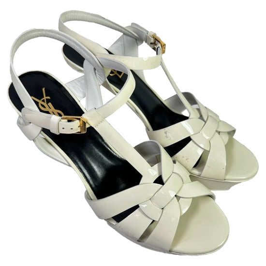 Yves Saint Laurent Tribute Plateau-Sandalen aus weißem Lackleder - Image 5