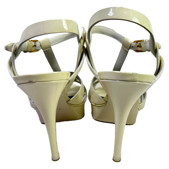 Yves Saint Laurent Tribute Plateau-Sandalen aus weißem Lackleder - Image 6