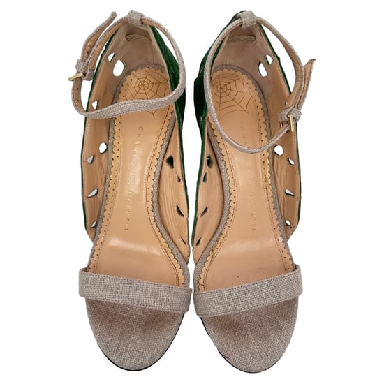 Charlotte Olympia Sandalen mit Blattakzenten in Grün und Beige aus Bast - Image 3