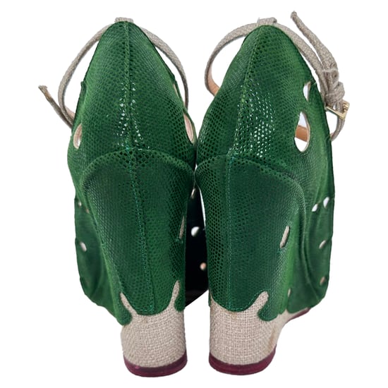 Charlotte Olympia Sandalen mit Blattakzenten in Grün und Beige aus Bast - Image 6