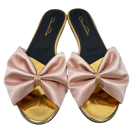 Oscar De La Renta Slide-Sandalen mit Schleifenakzent in rosa Satin - Image 3