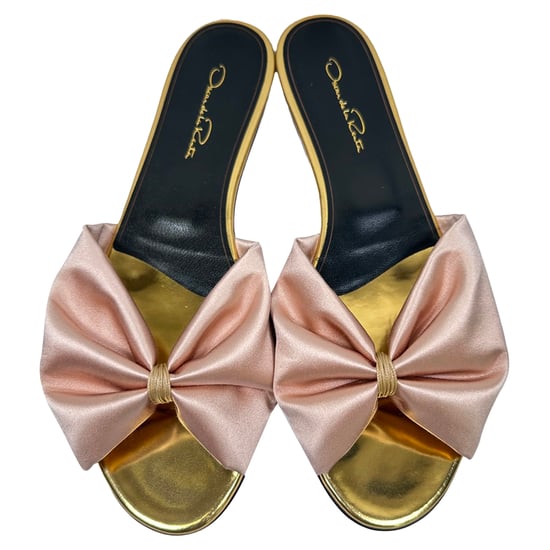 Oscar De La Renta Slide-Sandalen mit Schleifenakzent in rosa Satin - Image 4