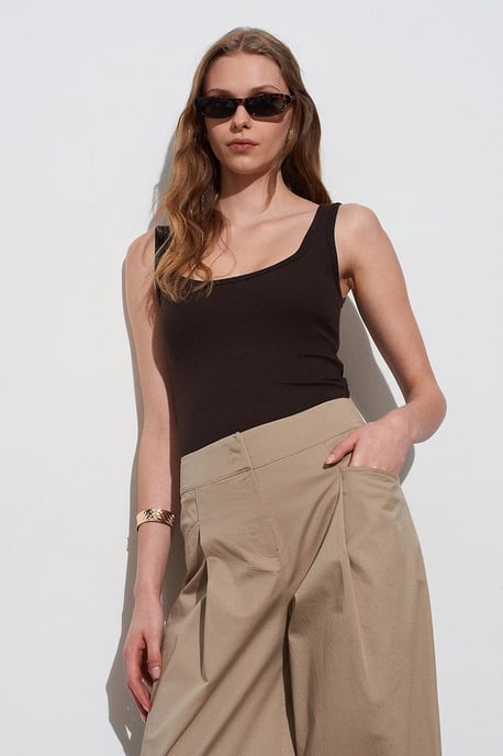 Slim Fit Ärmellose Jersey Cami Bluse - Image 4