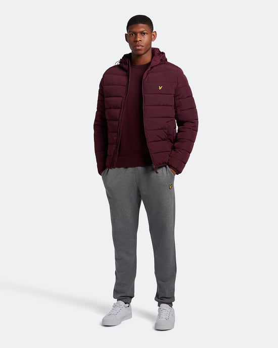 Lyle & Scott Baumwolle-Merino-Pullover mit Rundhalsausschnitt in Burgunderrot - Image 2