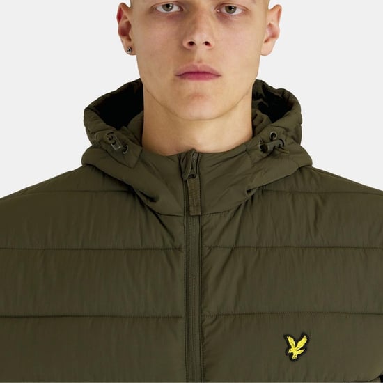 Bleiben Sie mit der leichten Pufferjacke von Lyle & Scott vor den Elementen geschützt. Die leichte Pufferjacke mit regulärer Passform aus strapazierfähigem und weichem Polyester und verstellbarer Kapuze ist die perfekte Übergangsjacke für jedes Wetter. - Image 4