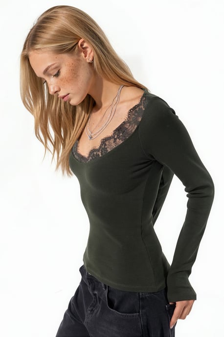 Bluse mit Spitzen-Detail und V-Ausschnitt - Image 2
