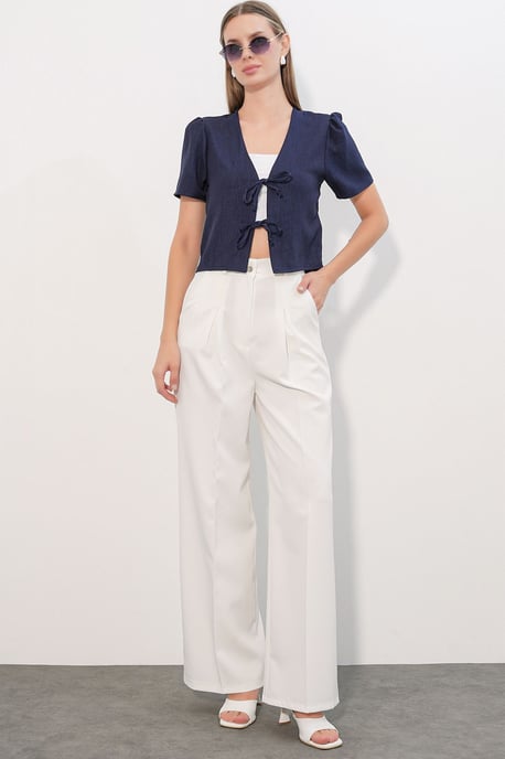 Strukturiertes V-Ausschnitt Leinen-Mix Crop Top - Image 2