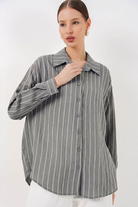 Texturiertes gestreiftes oversized Hemd mit Knopfverschluss - Image 1