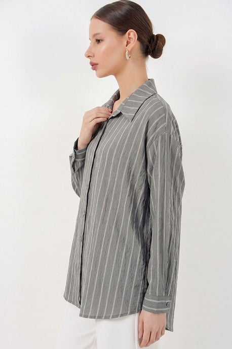 Texturiertes gestreiftes oversized Hemd mit Knopfverschluss - Image 2