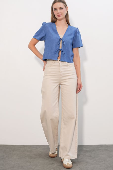 Strukturiertes V-Ausschnitt Leinen-Mix Crop Top - Image 2