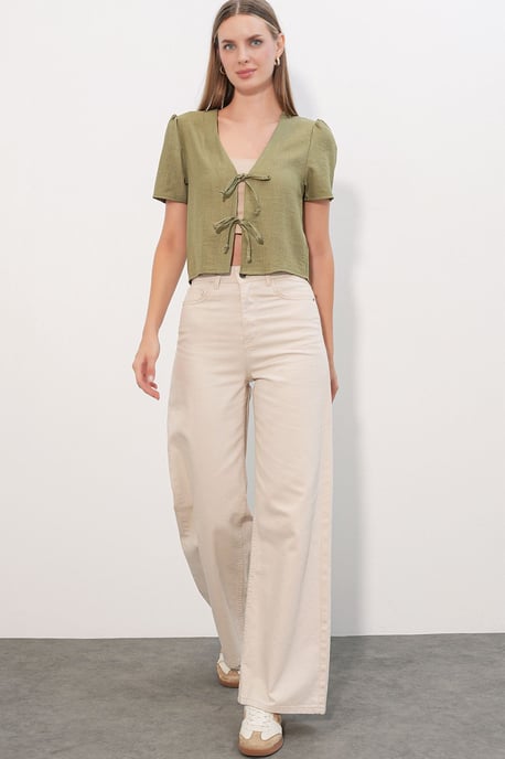Strukturiertes V-Ausschnitt Leinen-Mix Crop Top - Image 2