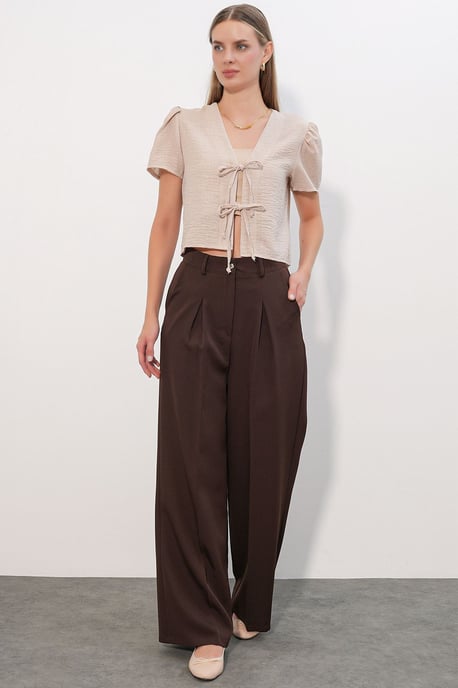 Strukturiertes V-Ausschnitt Leinen-Mix Crop Top - Image 2