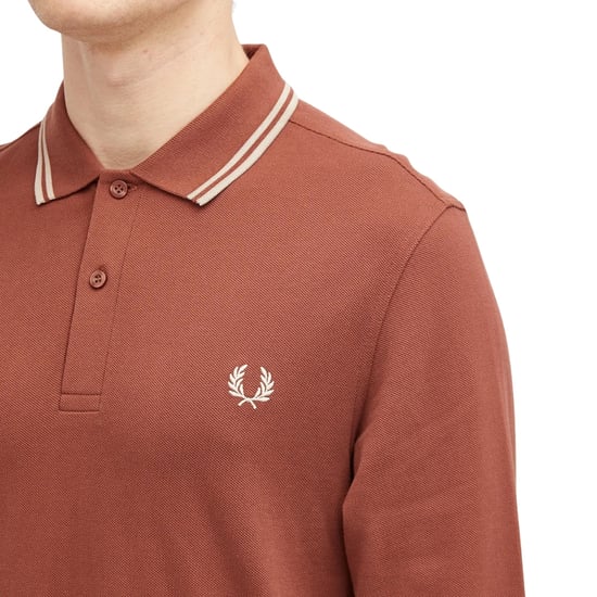 Fred Perry Poloshirt Mit Schwarzem Kragen Und Zwei Farbtupfern In Whiskybraun, Langärmlig - Image 4