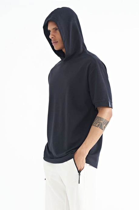 Übergroßes Kapuzen-T-Shirt mit kurzen Ärmeln - Image 3