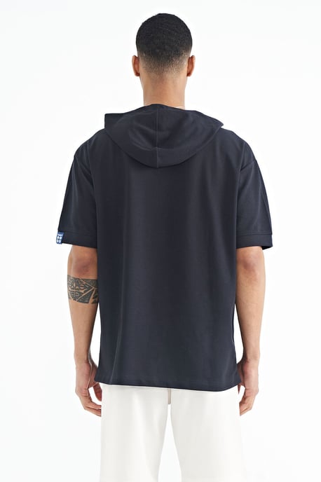 Übergroßes Kapuzen-T-Shirt mit kurzen Ärmeln - Image 6