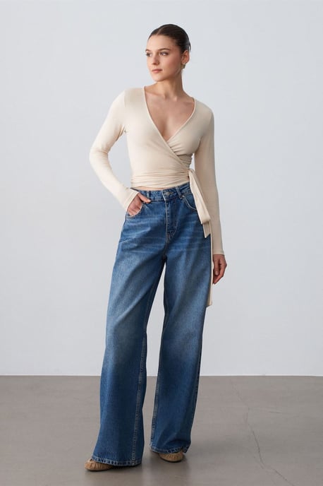 Damen Crop-Wrap-Bluse mit Bindeband - Image 4