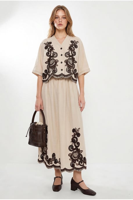 Übergröße V-Ausschnitt Besticktes 3/4-Arm Shirt und Weite Bein Hose Set - Image 1