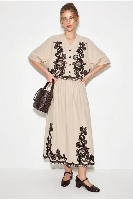 Übergröße V-Ausschnitt Besticktes 3/4-Arm Shirt und Weite Bein Hose Set - Image 3