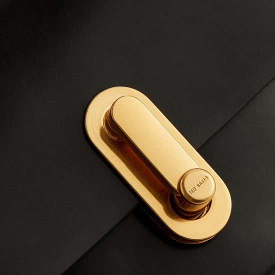Ted Baker Kkaysa Polierte Kleine Schwarze Leder-umhängetasche - Image 2