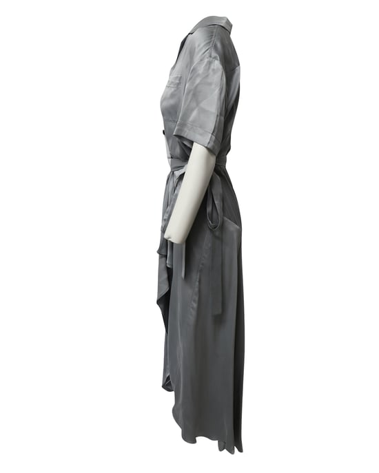 Burberry Midi Wickelhemdkleid aus blassem blauen Seidensatin - Image 2