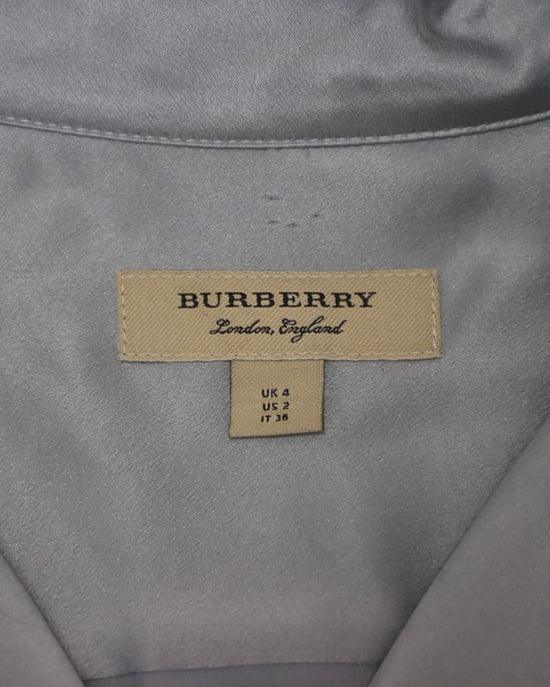 Burberry Midi Wickelhemdkleid aus blassem blauen Seidensatin - Image 5