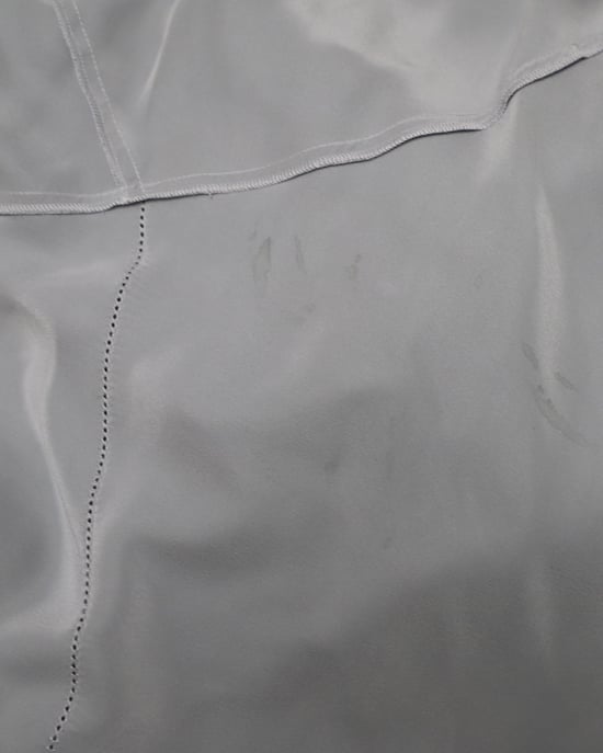 Burberry Midi Wickelhemdkleid aus blassem blauen Seidensatin - Image 6