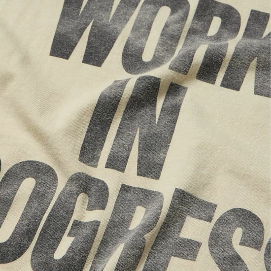 Galerieabteilung - T-shirt „work In Progress" - Archivweiß - Image 3