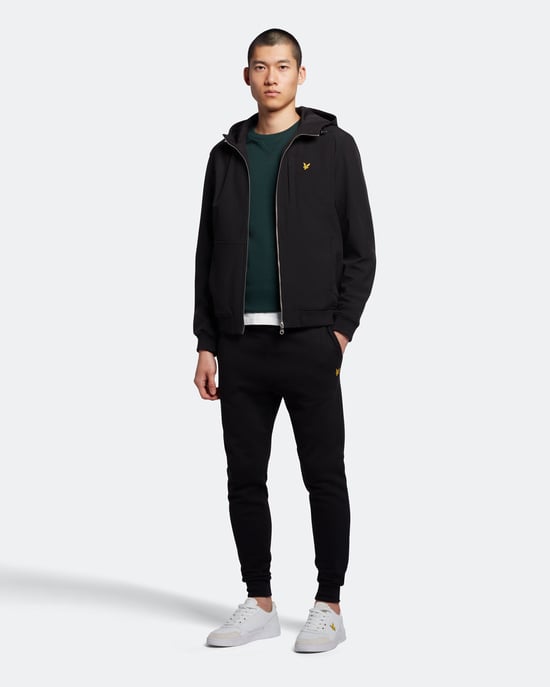 Die Lyle & Scott Softshell-Jacke ist mit ihrem elastischen Saum, den Ärmelbündchen, der verstellbaren Kapuze und den unauffälligen Taschen das ganze Jahr über ein Must-have. Die klassische Silhouette aus strapazierfähigem Softshell und mit unserem Golden  - Image 2