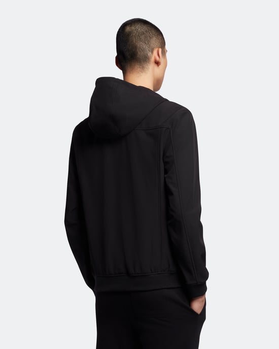 Die Lyle & Scott Softshell-Jacke ist mit ihrem elastischen Saum, den Ärmelbündchen, der verstellbaren Kapuze und den unauffälligen Taschen das ganze Jahr über ein Must-have. Die klassische Silhouette aus strapazierfähigem Softshell und mit unserem Golden  - Image 3