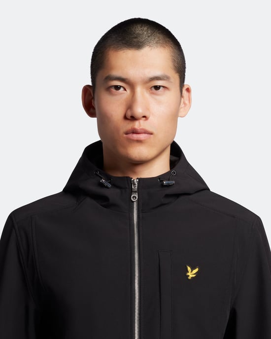 Die Lyle & Scott Softshell-Jacke ist mit ihrem elastischen Saum, den Ärmelbündchen, der verstellbaren Kapuze und den unauffälligen Taschen das ganze Jahr über ein Must-have. Die klassische Silhouette aus strapazierfähigem Softshell und mit unserem Golden  - Image 4