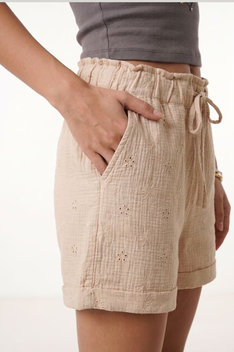 Hochtaillierte Mini-Shorts mit Bindeband und Binde-Detail - Image 4